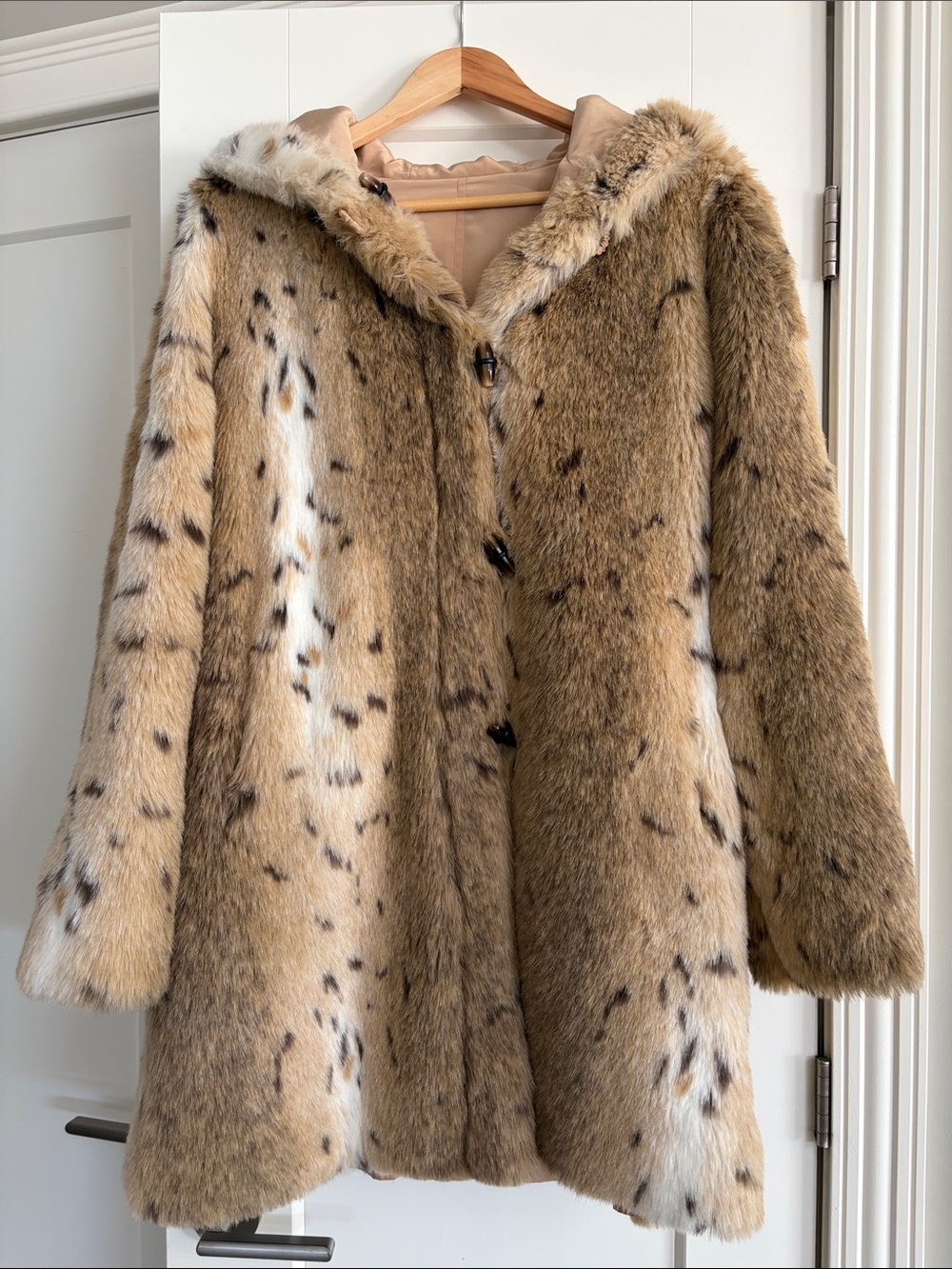 Old money luxury Faux Fur Hooded Coat in Spotted Tan reversible - Picture 2 of 7